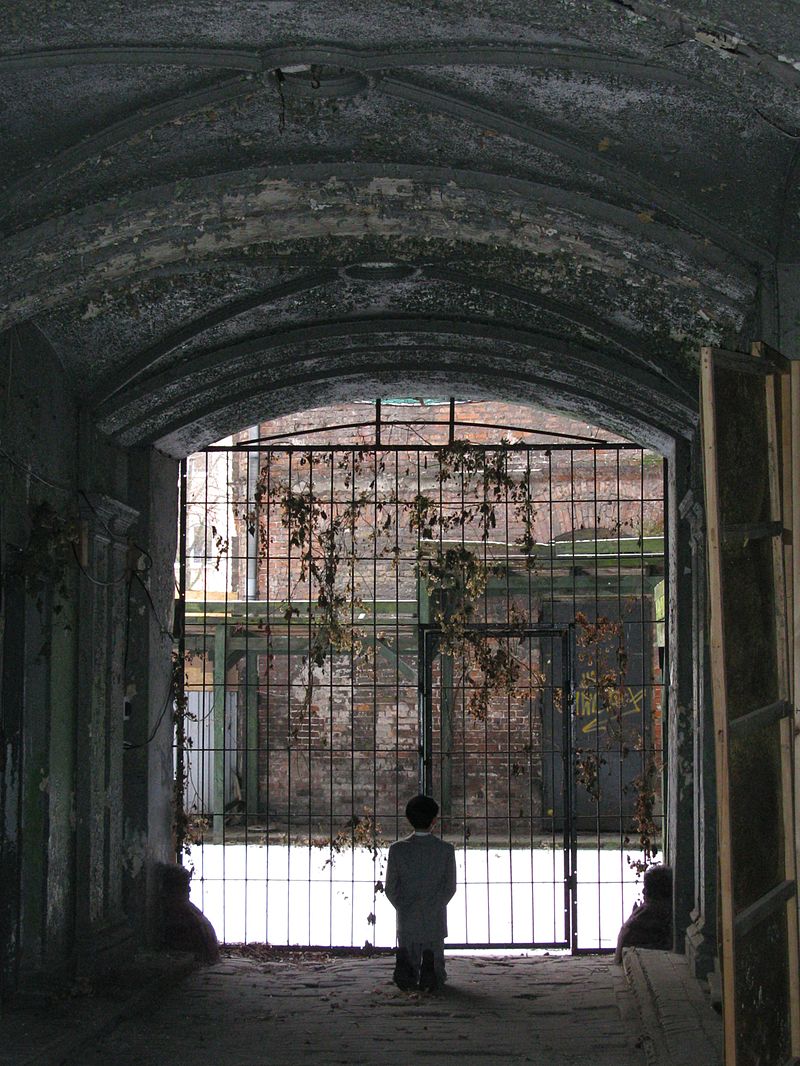 « HIM byMaurizio Cattelan in Warsaw Ghetto 2013 » par Maciej Szczepańczyk, Wikimedia Commons. Sous licence CC BY-SA 3.0 via Wikimedia Commons.