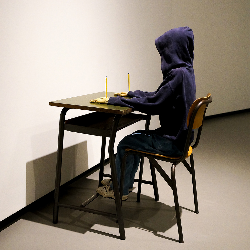 maurizio-cattelan-charlie-dont-surf-mains-clouees