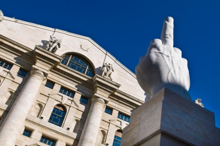 maurizio-cattelan-love-doigt-honneur